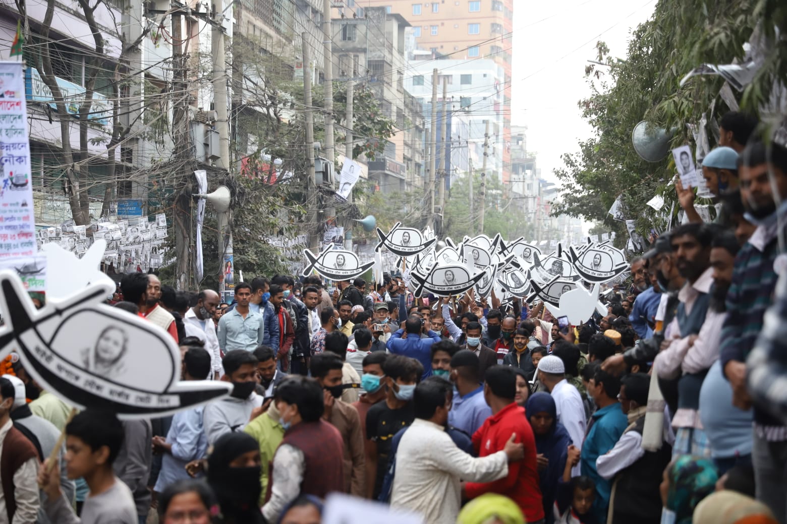 প্রিয় পার্থীর জন্য ভোট চাইছেন নৌকার সমর্থকরা