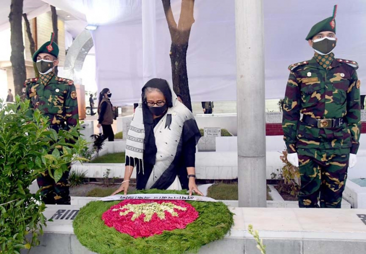 বঙ্গবন্ধুর প্রতিকৃতিতে প্রধানমন্ত্রীর পুষ্পস্তবক অর্পণ