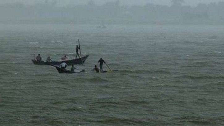 ৪০ যাত্রী নিয়ে পদ্মায় নৌকাডুবি, নিহত ৩ ৪০ যাত্রী নিয়ে পদ্মায় নৌকাডুবি, নিহত ৩