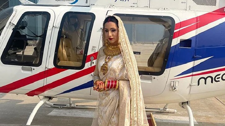 হেলিকপ্টারে চড়ে শ্বশুরবাড়ি গেলেন নায়িকা মিম হেলিকপ্টারে চড়ে শ্বশুরবাড়ি গেলেন নায়িকা মিম