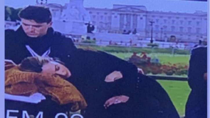 রানির শেষকৃত্যে ঘুমিয়ে পড়লেন সাংবাদিক? টিভিতে ধরা পড়লো সেই দৃশ্য রানির শেষকৃত্যে ঘুমিয়ে পড়লেন সাংবাদিক? টিভিতে ধরা পড়লো সেই দৃশ্য