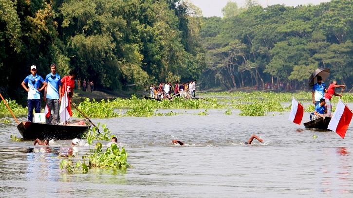 নড়াইলের চিত্রা নদীর তীরে উৎসুক জনতার ভিড়