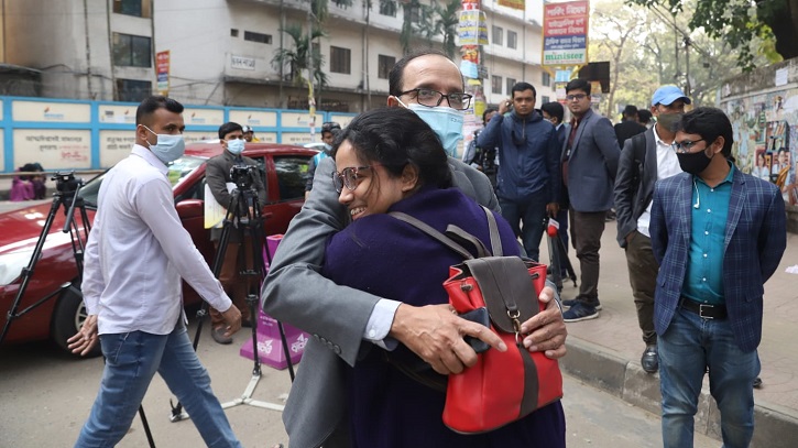 যেমন দেখা গেলো এইচএসসি পরীক্ষার সাফল্যে মাতোয়ারা শিক্ষার্থীদের (ফটোস্টোরি)