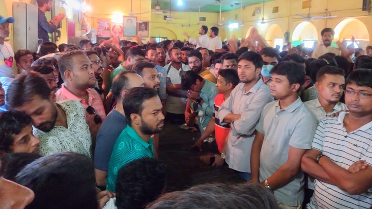 ক্লাস শুরুর প্রথম দিনই ঢাবিতে ছাত্রলীগ ছাত্রদলের মুখোমুখি অবস্থান ক্লাস শুরুর প্রথম দিনই ঢাবিতে ছাত্রলীগ ছাত্রদলের মুখোমুখি অবস্থান
