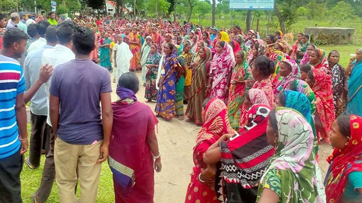 ৩০০ টাকা মজুরির দাবিতে অনির্দিষ্টকালের ধর্মঘটে চা শ্রমিকরা