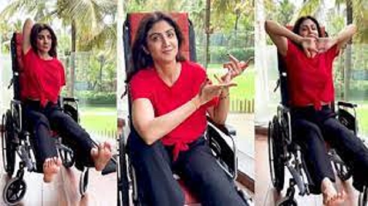 ভাঙা পা নিয়েই ব্যায়ামে মগ্ন শিল্পা শেট্রি ভাঙা পা নিয়েই ব্যায়ামে মগ্ন শিল্পা শেট্রি