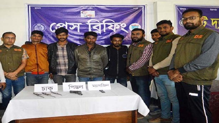 বেনাপোলে বিদেশি অস্ত্রসহ ৪ সন্ত্রাসী আটক বেনাপোলে বিদেশি অস্ত্রসহ ৪ সন্ত্রাসী আটক