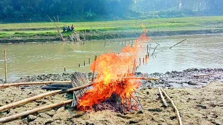 অবৈধ বাঁধ অপসারণ, ব্যবহৃত জাল পুড়িয়ে দিল প্রশাসন