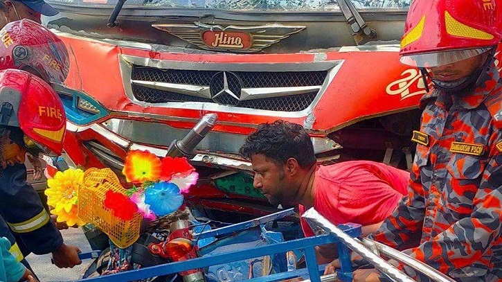 দাউদকান্দিতে বাস চাপায় ২ অটোরিকশা যাত্রী নিহত দাউদকান্দিতে বাস চাপায় ২ অটোরিকশা যাত্রী নিহত