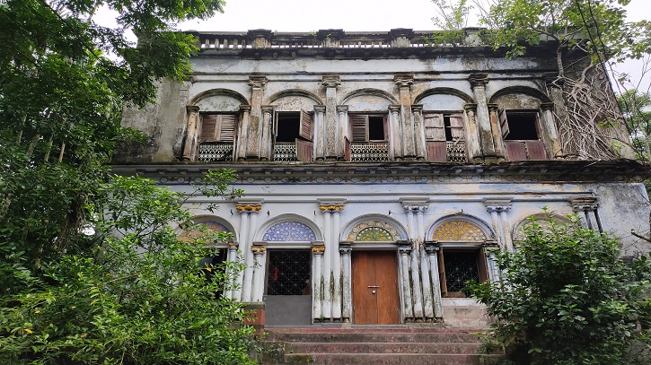 কামান খোলা জমিদার বাড়ি: যেখানে রাতে খঞ্জনা-নুপুরের শব্দ শোনা যায়