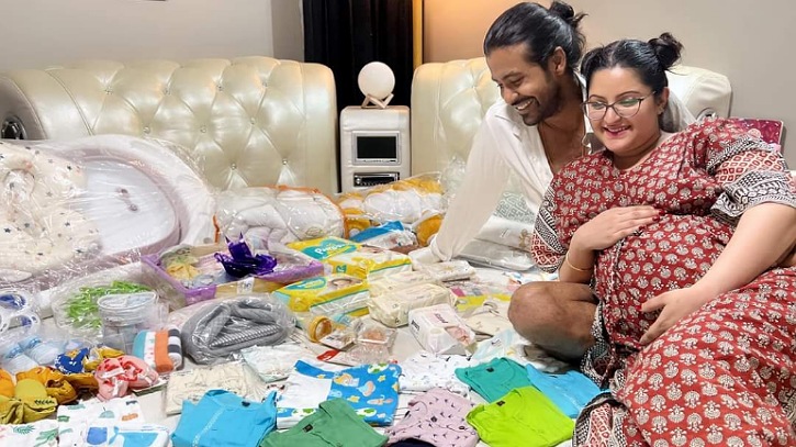 রাজ-পরিমণির অনাগত সন্তানের জন্য মধুর অপেক্ষা রাজ-পরিমণির অনাগত সন্তানের জন্য মধুর অপেক্ষা