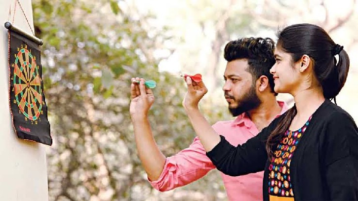 মেয়েরা প্রেমে পড়লে বুঝবেন কিভাবে? জেনে নিন লক্ষণ সমূহ
