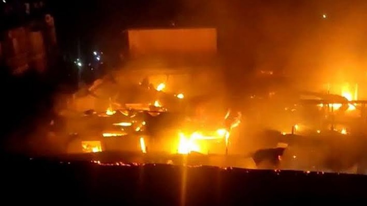 গাজীপুরের দুটি পাইকারি মার্কেটে ভয়াবহ আগুন গাজীপুরের দুটি পাইকারি মার্কেটে ভয়াবহ আগুন