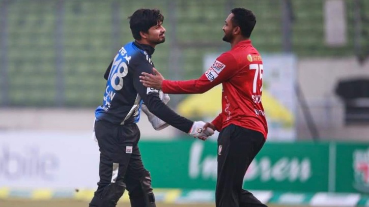 বিতর্কিত ম্যাচে সাকিবের বরিশালের জয় বিতর্কিত ম্যাচে সাকিবের বরিশালের জয়
