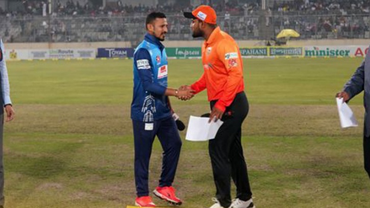 ঢাকার বিপক্ষে টস জিতে বোলিং বেছে নিয়েছে খুলনা টাইগার্স ঢাকার বিপক্ষে টস জিতে বোলিং বেছে নিয়েছে খুলনা টাইগার্স