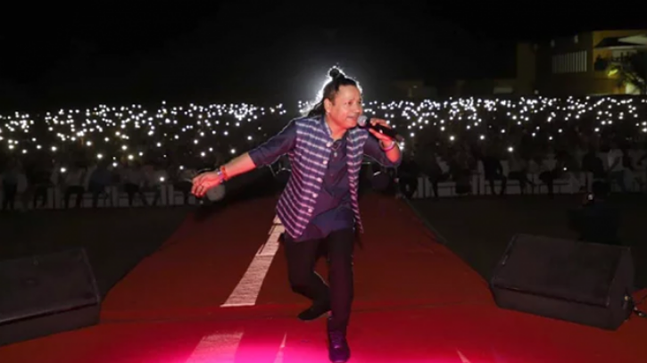 লাইভ পারফরম্যান্সে হামলার শিকার গায়ক কৈলাশ লাইভ পারফরম্যান্সে হামলার শিকার গায়ক কৈলাশ