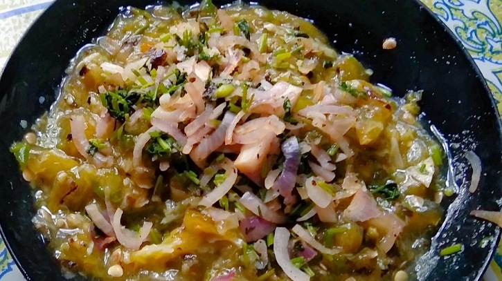 রসুন, পেঁয়াজ, ধনিয়াপাতা ও শুকনা মরিচের ভর্তা রসুন, পেঁয়াজ, ধনিয়াপাতা ও শুকনা মরিচের ভর্তা