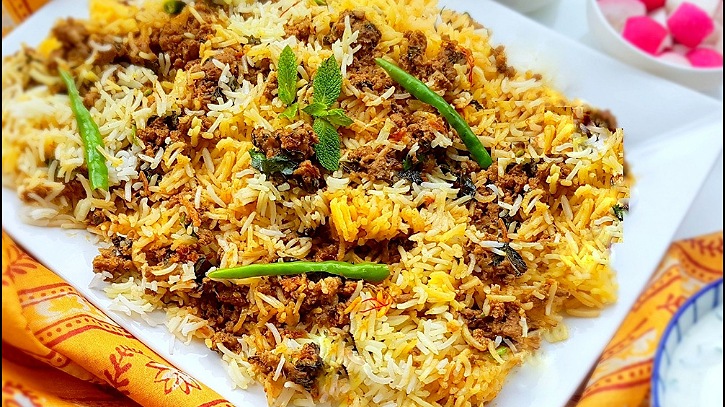 স্বাদে ভিন্নতা আনতে খেতে পারেন গরুর মাংসের কিমা বিরিয়ানি স্বাদে ভিন্নতা আনতে খেতে পারেন গরুর মাংসের কিমা বিরিয়ানি
