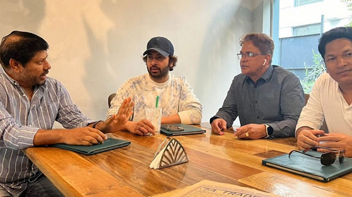 শাকিব খানের সঙ্গে অভিযোগকারী সেই প্রযোজকের বৈঠক, হয়নি মীমাংসা শাকিব খানের সঙ্গে অভিযোগকারী সেই প্রযোজকের বৈঠক, হয়নি মীমাংসা
