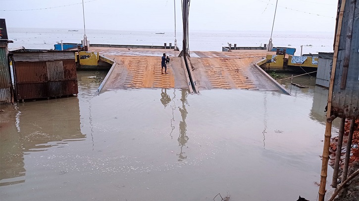 পাটুরিয়া ফেরিঘাট বন্ধ, আটকা পড়েছে শতাধিক যান পাটুরিয়া ফেরিঘাট বন্ধ, আটকা পড়েছে শতাধিক যান
