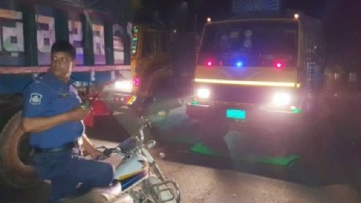 দৌলতদিয়া-পাটুরিয়া ঘাটে ফেরি বন্ধ, যানবাহনের লম্বা লাইন দৌলতদিয়া-পাটুরিয়া ঘাটে ফেরি বন্ধ, যানবাহনের লম্বা লাইন
