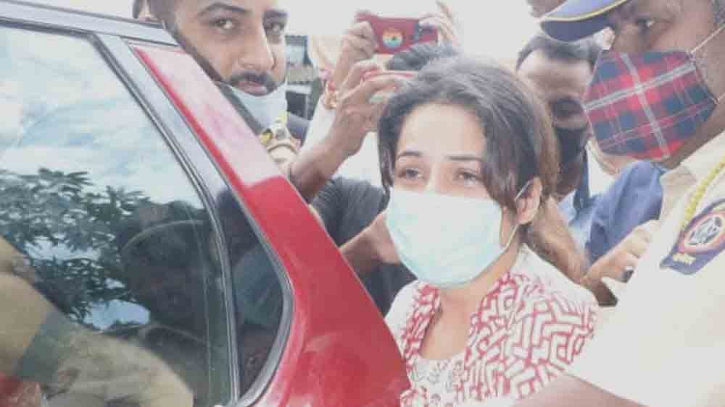 সিদ্ধার্থকে শেষ বিদায় জানালেন প্রেমিকা শেহনাজ সিদ্ধার্থকে শেষ বিদায় জানালেন প্রেমিকা শেহনাজ