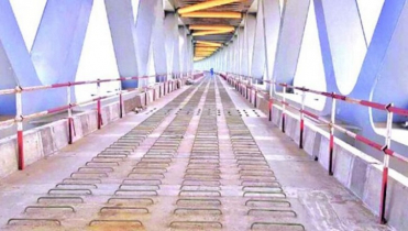 পদ্মা সেতুতে রেল স্ল্যাব বসানো শেষ: লাই নির্মাণ কাজ শুরু