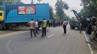 নরসিংদীতে কাভার্ড ভ্যান চাপায় চার পথচারী নিহত