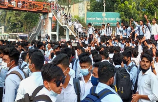 হাফ পাসের দাবিতে সাইন্সল্যাবে শিক্ষার্থীদের সড়ক অবরোধ হাফ পাসের দাবিতে সাইন্সল্যাবে শিক্ষার্থীদের সড়ক অবরোধ