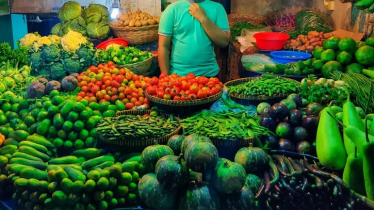 বর্ষায় সবজির বাজারে আগুনে