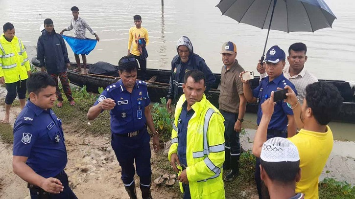 সিলেটে ট্রলারের ধাক্কায় পুলিশের নৌকাডুবি, হারিয়ে গেছে অস্ত্র সিলেটে ট্রলারের ধাক্কায় পুলিশের নৌকাডুবি, হারিয়ে গেছে অস্ত্র