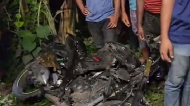 মোটরসাইকেলযোগে ঘুরতে বের হয়ে প্রাণ গেল দুই বন্ধুর মোটরসাইকেলযোগে ঘুরতে বের হয়ে প্রাণ গেল দুই বন্ধুর