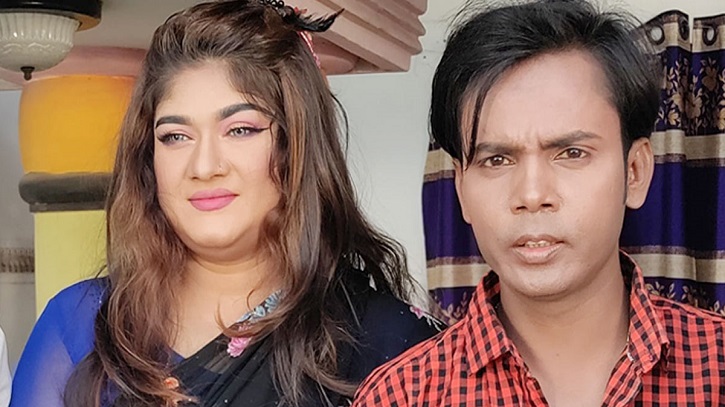 মধ্যরাতে হিরো আলমের সঙ্গে মুনমুন! মধ্যরাতে হিরো আলমের সঙ্গে মুনমুন!
