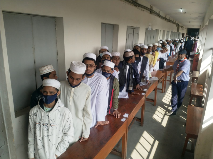 করোনার টিকা নিতে শিক্ষার্থীদের দীর্ঘ সারি করোনার টিকা নিতে শিক্ষার্থীদের দীর্ঘ সারি