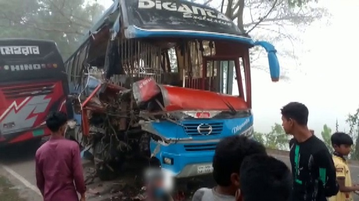 গোপালগঞ্জে দুই বাসের মুখোমুখি সংঘর্ষে নারীসহ আহত ২০