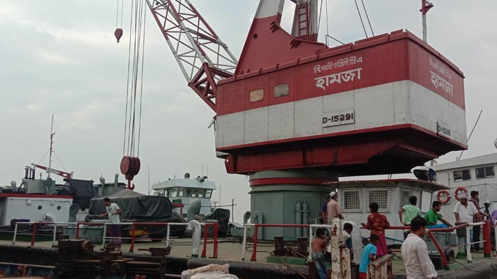 পাটুরিয়ায় ফেরি দুর্ঘটনায় উদ্ধার অভিযান চলছে পাটুরিয়ায় ফেরি দুর্ঘটনায় উদ্ধার অভিযান চলছে