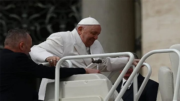 অসুস্থ হয়ে হাসপাতালে পোপ ফ্রান্সিস