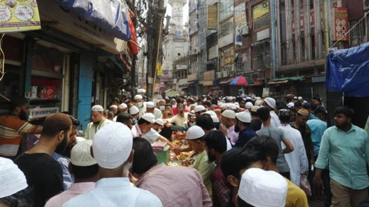 রোজার প্রথম দিনেই জমজমাট ইফতার বাজার, দাম চড়া