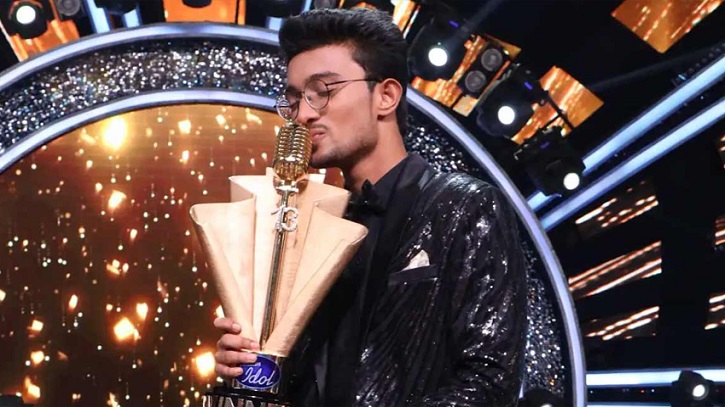 ইন্ডিয়ান আইডলের ট্রফি জিতলেন ঋষি সিং ইন্ডিয়ান আইডলের ট্রফি জিতলেন ঋষি সিং