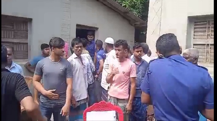 নিজবাড়ি থেকে মা ও দুই মেয়ের গলা কাটা উদ্ধার নিজবাড়ি থেকে মা ও দুই মেয়ের গলা কাটা উদ্ধার