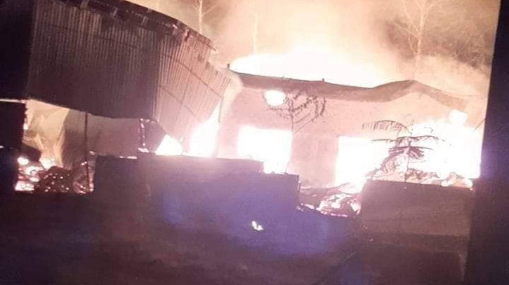 পাবনায় শোলার ফ্যাক্টরীতে আগুন পাবনায় শোলার ফ্যাক্টরীতে আগুন