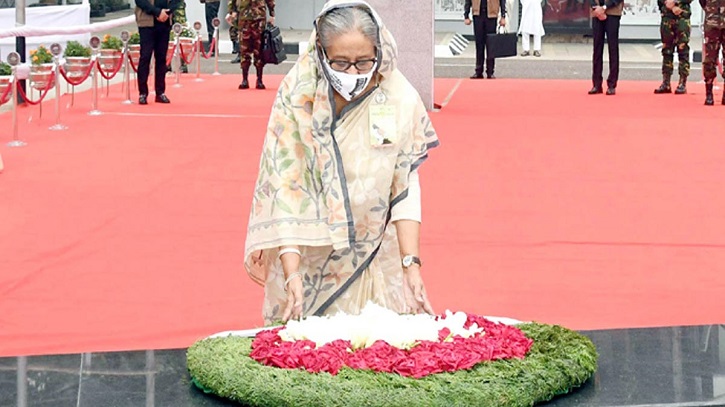 বঙ্গবন্ধুর প্রতিকৃতিতে প্রধানমন্ত্রীর পুষ্পার্ঘ অর্পণ