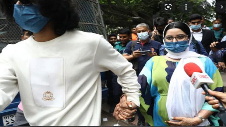 স্বামীর হাত ধরে আদালতে এলেন পরীমনি স্বামীর হাত ধরে আদালতে এলেন পরীমনি