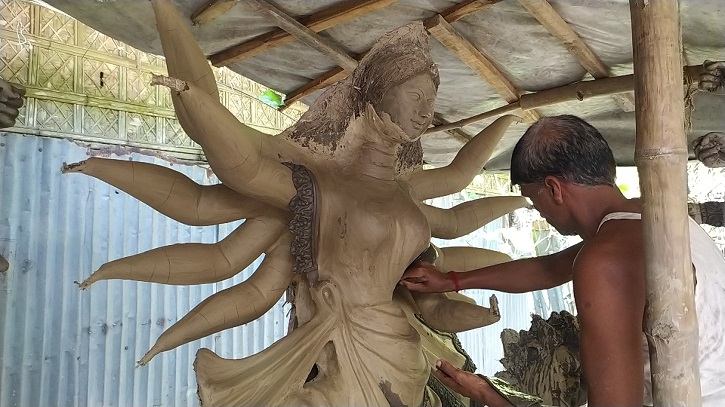 ব্যস্ততা বাড়লেও খুশি নন কুড়িগ্রামের প্রতিমা কারিগররা ব্যস্ততা বাড়লেও খুশি নন কুড়িগ্রামের প্রতিমা কারিগররা