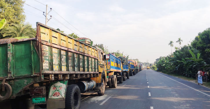 ২ দিন অপেক্ষার পরও ফেরির নাগাল নেই দৌলতদিয়ায়