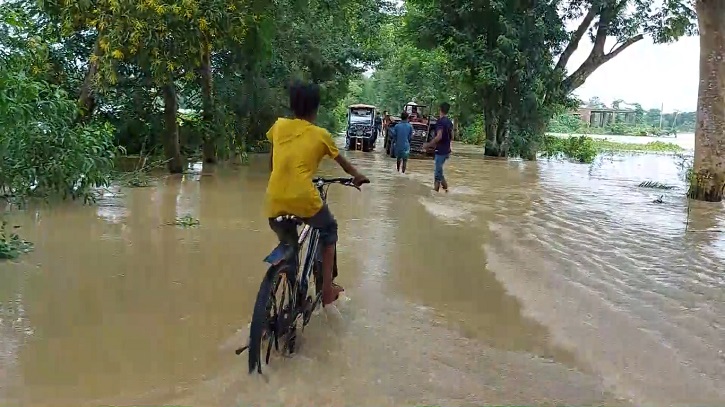 ফেনীর মুহুরী নদীর বাঁধ ভেঙ্গে ৫টি গ্রাম প্লাবিত, স্থায়ী বাঁধ নির্মানের দাবি