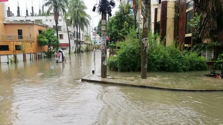 বৃষ্টি কমে আসায় চট্টগ্রামে জলাবদ্ধতা পরিস্থিতির উন্নতি বৃষ্টি কমে আসায় চট্টগ্রামে জলাবদ্ধতা পরিস্থিতির উন্নতি