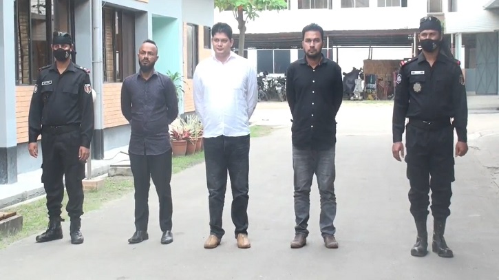 চাকরির প্রলোভন দেখিয়ে প্রতারণা, ২ প্রতিষ্ঠানের চেয়ারম্যান ও এমডি আটক চাকরির প্রলোভন দেখিয়ে প্রতারণা, ২ প্রতিষ্ঠানের চেয়ারম্যান ও এমডি আটক