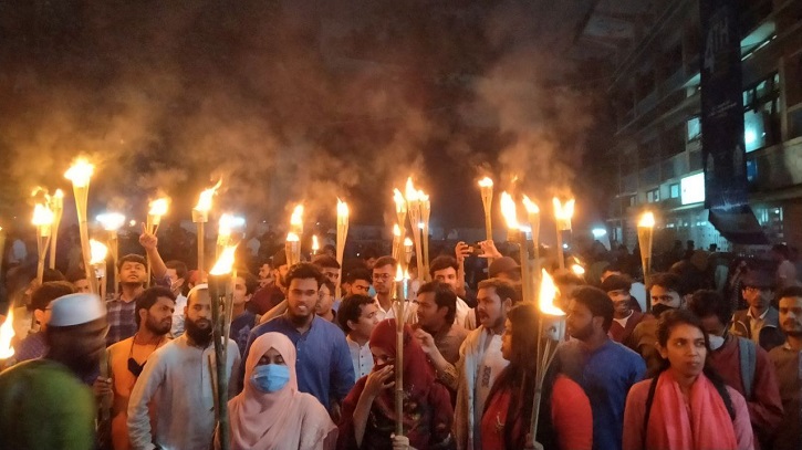 হাফ-পাস আন্দোলনে ছাত্রলীগের হামলার প্রতিবাদে ঢাবিতে মশাল মিছিল হাফ-পাস আন্দোলনে ছাত্রলীগের হামলার প্রতিবাদে ঢাবিতে মশাল মিছিল