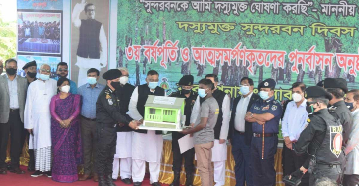 দস্যুতা ছেড়ে ৩২৮ জন পেলেন ঘর-নৌকা-গবাদিপশু দস্যুতা ছেড়ে ৩২৮ জন পেলেন ঘর-নৌকা-গবাদিপশু